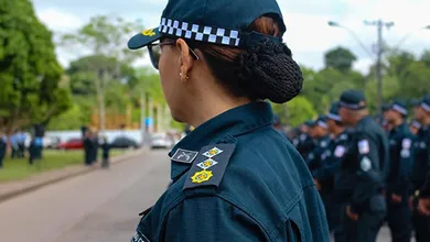 Pela norma federal, a altura mínima exigida é de 1,60 metro para candidatos do sexo masculino e de 1,55 metro para candidatas do sexo feminino.