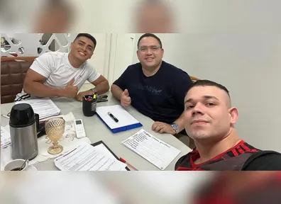 Matheus, de camisa vermelha e preta, estuda com os amigos.