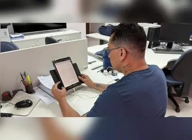 Jorge Tavares, estudando com um tablet no trabalho, no intervalo do almoço