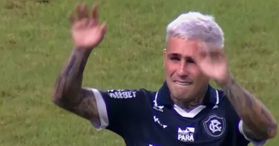 Uruguaio se emocionou bastante e teve o nome gritado pela torcida