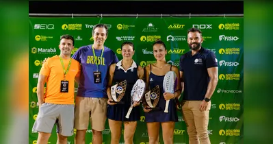 Cariani e Mola com o troféu no centro e vibrando e Chow/Marchezini ao centro na premiação e italianas com o troféu