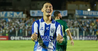 Jogadores do Paysandu comemoram vitória e o retorno para a liderança da Série C
