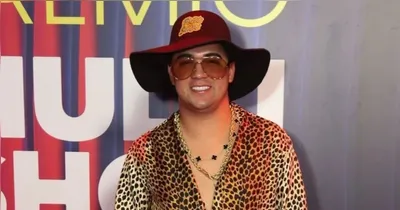 Inicialmente, o cantor conversou com o homem no palco sem demonstrar alarme.