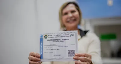 O Estatuto do Idoso garante a reserva de vagas exclusivas para esse público, enquanto a obrigatoriedade do uso da credencial é estabelecida pelo Conselho Nacional de Trânsito (Contran).