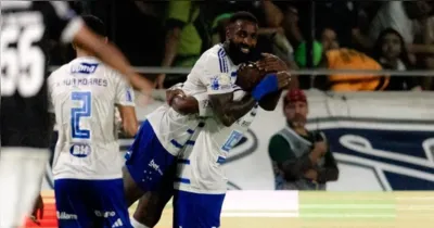 Jogadores do Cruzeiro comemoram gol de Arroyo, que garantiu a vitória sobre o Remo no Baenão.