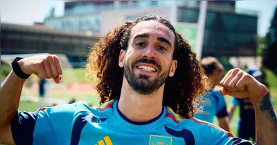 Cucurella foi um dos destaques do título espanhol na Copa do Mundo, chamando a atenção pelo futebol e pelo seu cabelo.