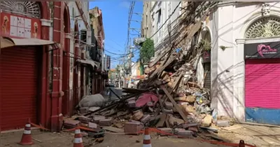 A fachada de casarão histórico desabou e área é isolada no comércio de Belém.