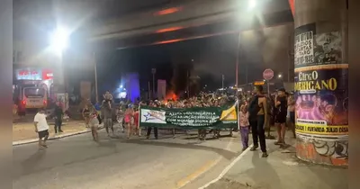 Os manifestantes paralisaram o trânsito no cruzamento da Augusto Montenegro e Independência