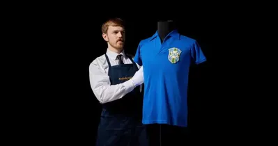 A icônica camisa de Pelé na final de 58, vendida por R$ 25 milhões.