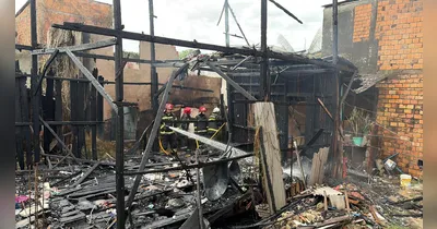 Ao menos 3 casas foram atingidas pelas chamas.