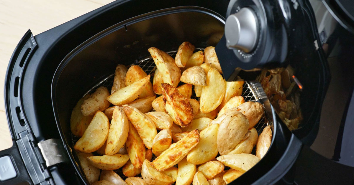 Saiba que alimentos podem ou não ir na air fryer para evitra o consumo da acrilamida.