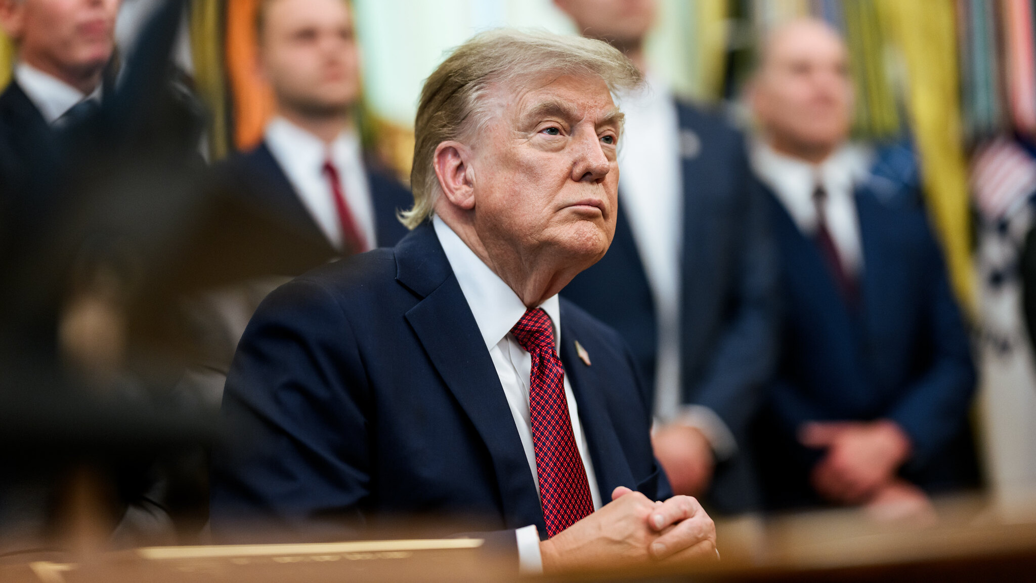 Donald Trump prorroga por mais um ano a emergência nacional contra o Brasil, com críticas ao governo brasileiro e implicações econômicas.