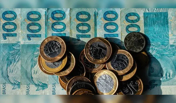 O 13º salário é pago aos trabalhadores formais contratados pelo regime da Consolidação das Leis do Trabalho (CLT).