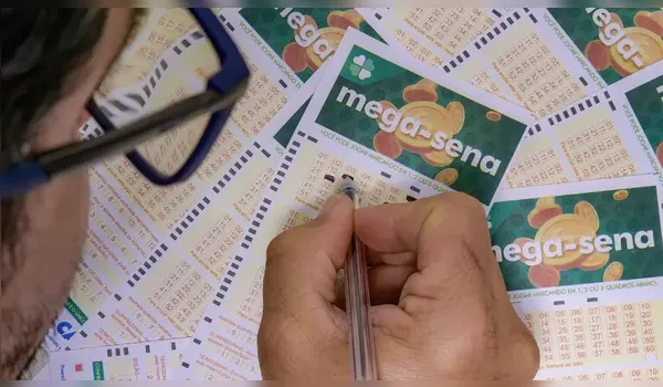 A Mega-Sena realiza, normalmente, três sorteios por semana, às terças, quintas e sábados.