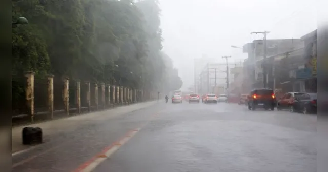 Imagem ilustrativa da notícia Belém amanhece com chuva e sob alerta; veja previsão e trânsito