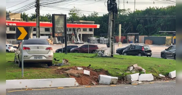 Imagem ilustrativa da notícia Carro invade canteiro em rotatória na avenida Júlio César em Belém
