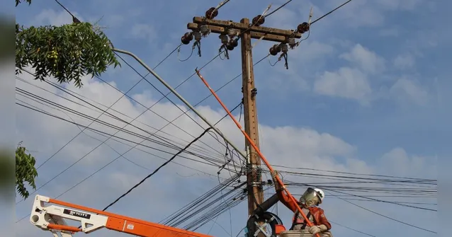 Imagem ilustrativa da notícia Poste tomba após colisão e deixa fios espalhados em rua em Belém
