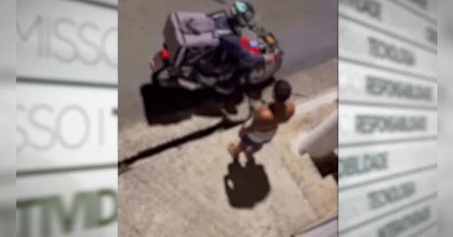 Imagem ilustrativa da notícia Vídeo: entregador de app pede código e leva compra sem concluir entrega