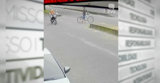 Imagem ilustrativa da notícia Vídeo: Mototaxista é atingido por madeira transportada em bicicleta