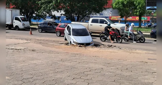 Imagem ilustrativa da notícia VÍDEO: carro cai em cratera em via de Ananindeua