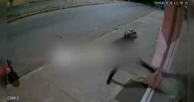 Imagem ilustrativa da notícia Câmera flagra homem dando vários golpes em porta de loja no Pará