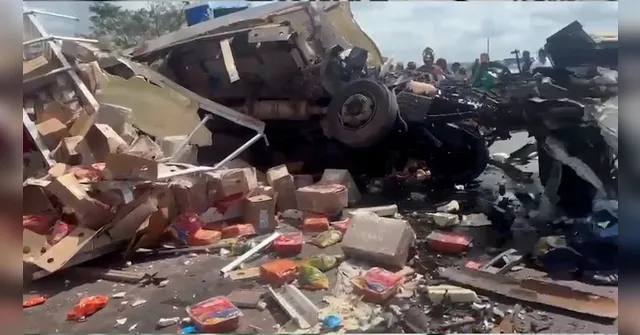 Imagem ilustrativa da notícia Acidente entre três caminhões na BR-155 mata motorista no Pará