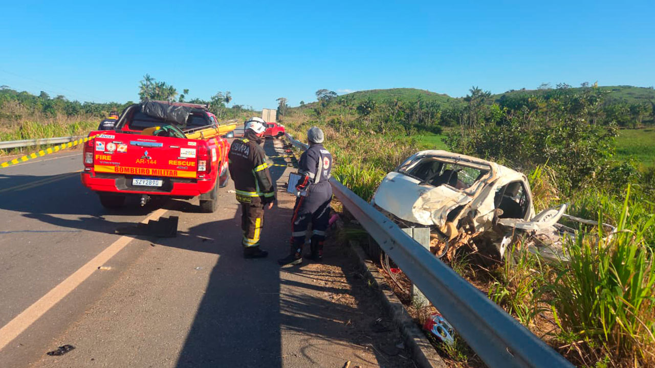 Destruição na BR-422: colisão frontal entre picape e carro de passeio mobilizou equipes de resgate e interrompeu o trânsito na rodovia.