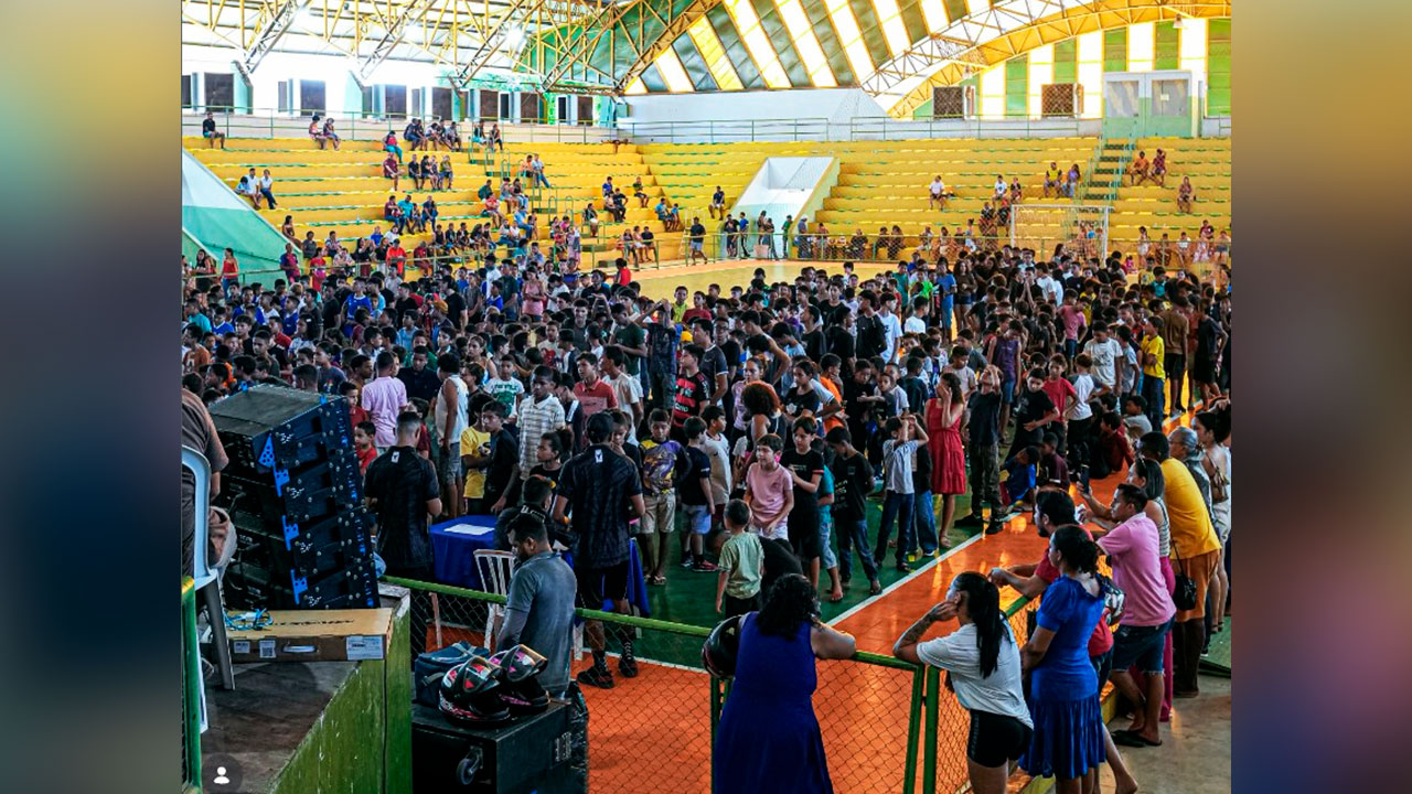 Ginásio Renato Veloso lotado na manhã deswte sábado (23) durante a entrega de fardamentos e chuteiras para os novos integrantes do projeto social.
