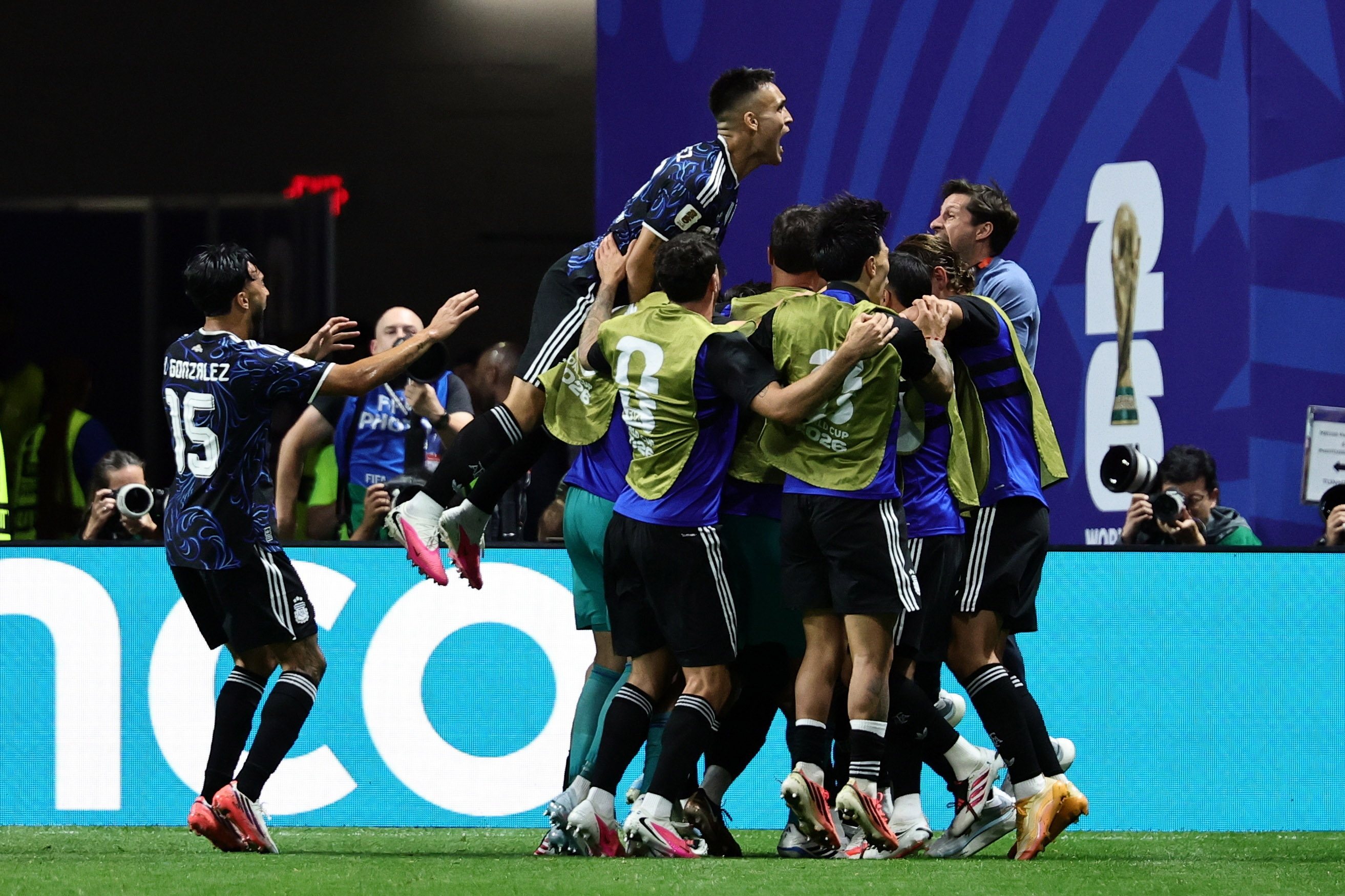 ATLANTA (United States), 15/07/2026.- Argentina players celebrate after the 1-1 during the FIFA World Cup 2026 semifinals match England against Argentina, in Atlanta, USA, 15 July 2026. EFE/EPA/RONALD WITTEK ORG XMIT: EPA6662
