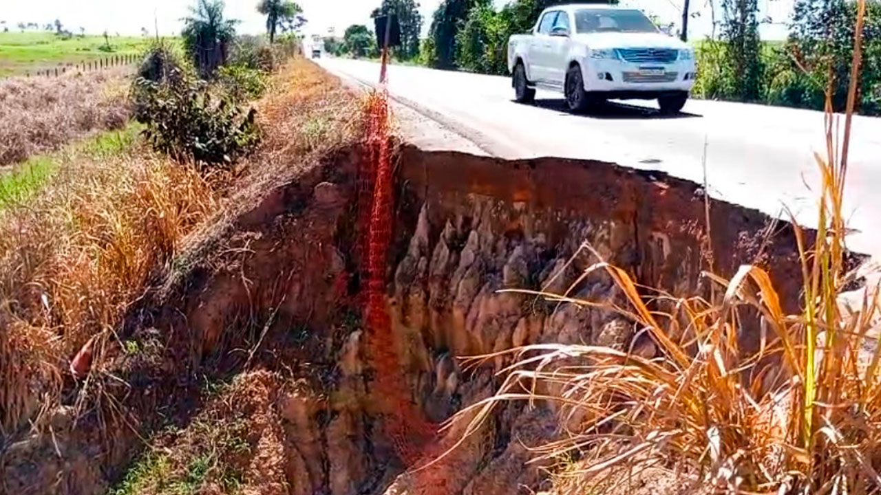 Detalhe da cratera que já consome um quarto de uma das faixas da pista, forçando caminhões e ônibus a invadirem a contramão para desviar do buraco.