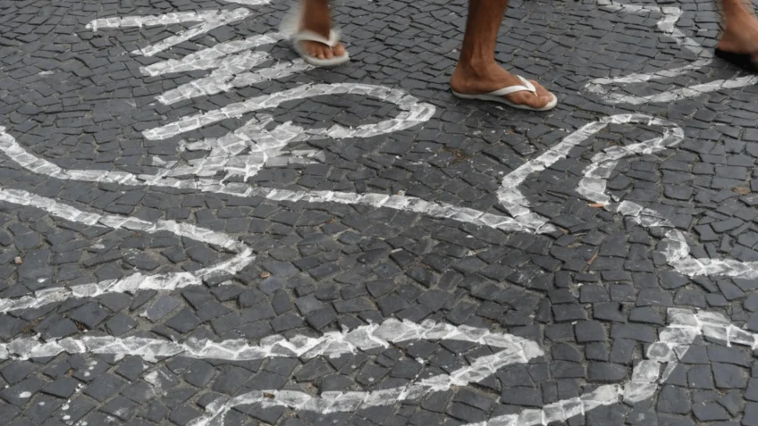 O Brasil registra queda nos homicídios, mas crimes digitais e violência contra mulheres aumentam. Entenda as novas dinâmicas da segurança pública.