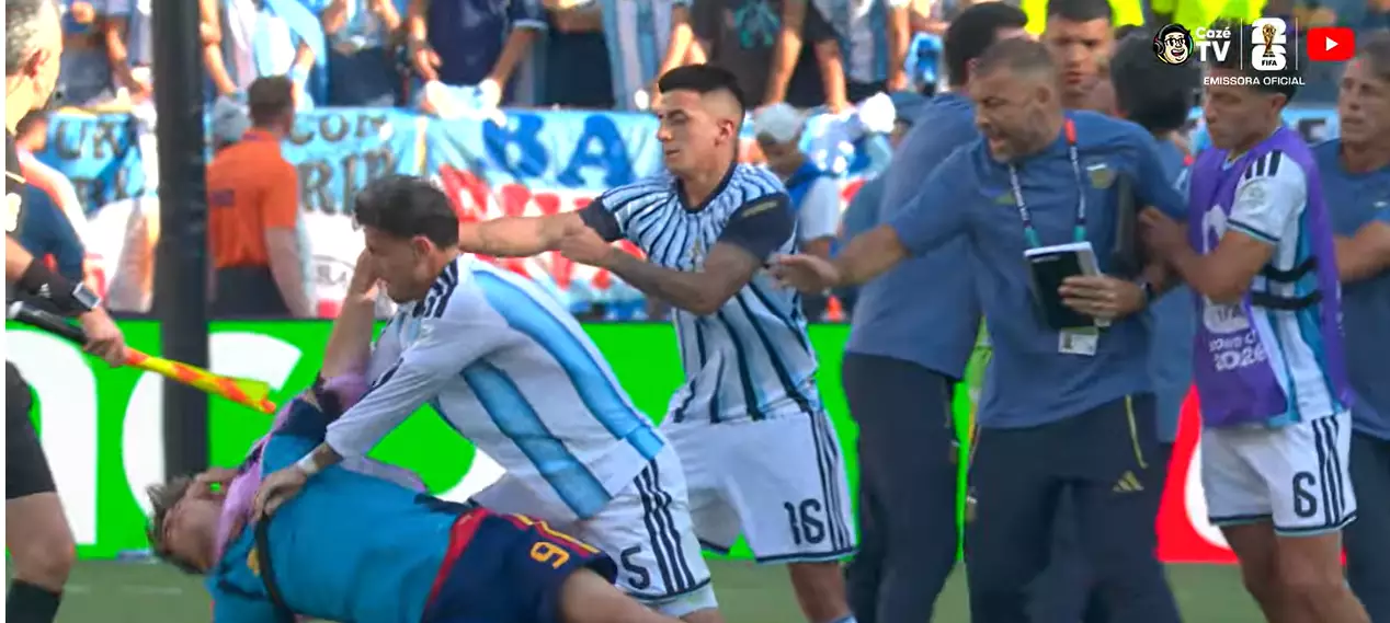 O jogador argentino partiu pra cima do jogado espanhol.