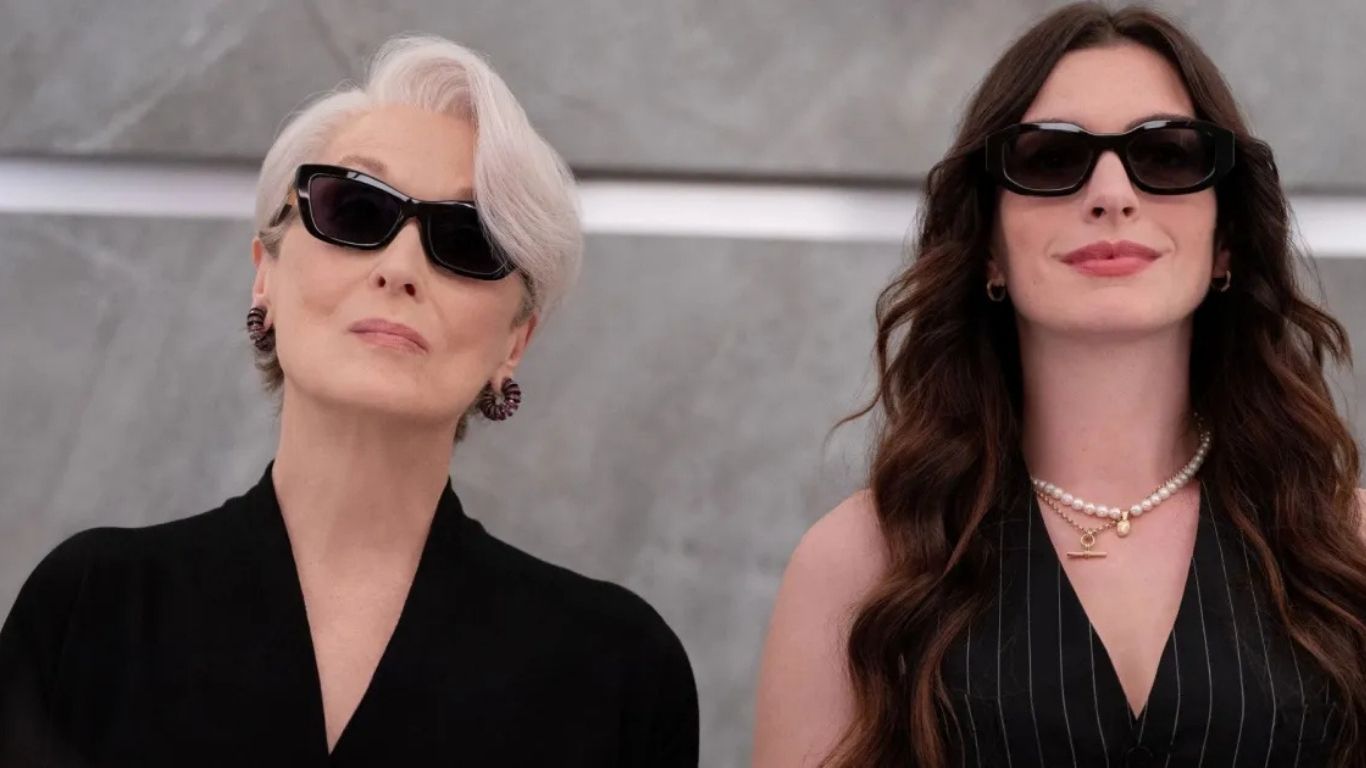 A sequência atual, dirigida por David Frankel, mostra Miranda Priestly enfrentando o declínio das revistas impressas e tentando salvar a Runway em um mercado digital.