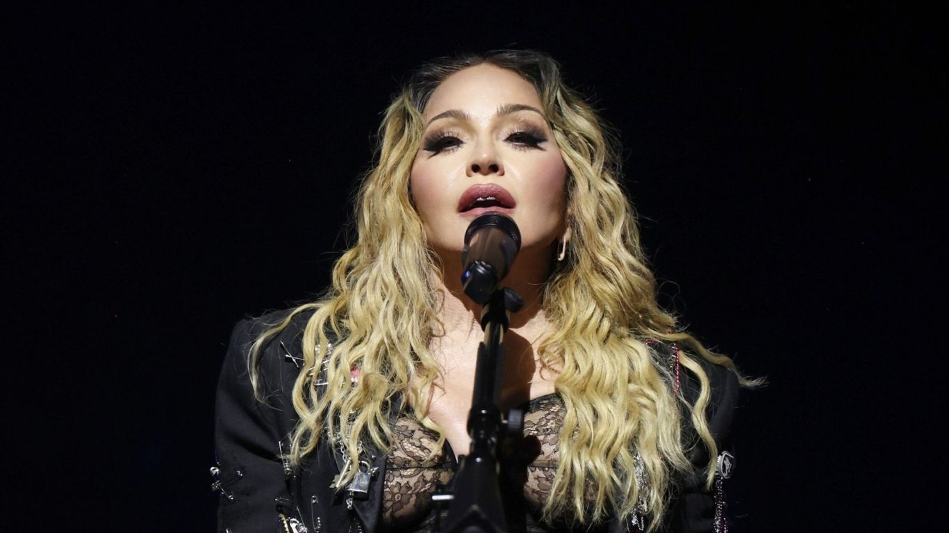 Rainha do Pop retoma parceria com Stuart Price em álbum confessional sobre luto, maternidade e pistas de dança.
