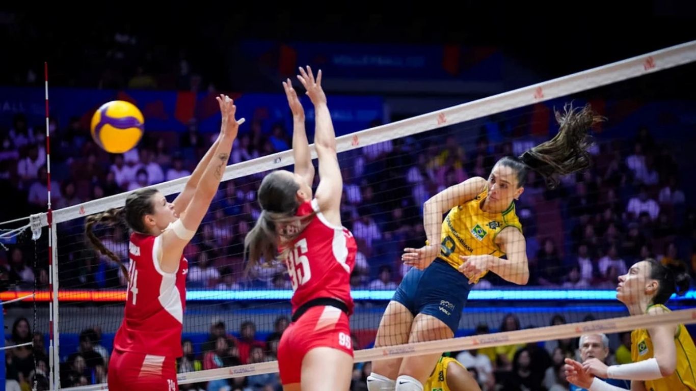 Ponteira Ana Cristina brilha com 26 pontos em vitória por 3 sets a 1 no Japão; próximo desafio é contra a Tailândia.
