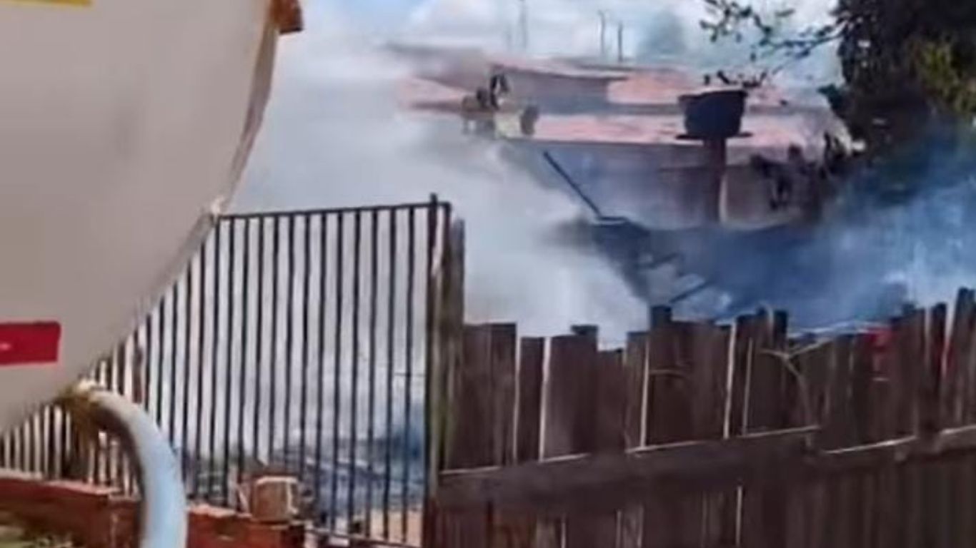 Residência de madeira no sul do Pará foi completamente destruída pelas chamas; vizinhos ajudaram no resgate após ação rápida de irmão mais velho.