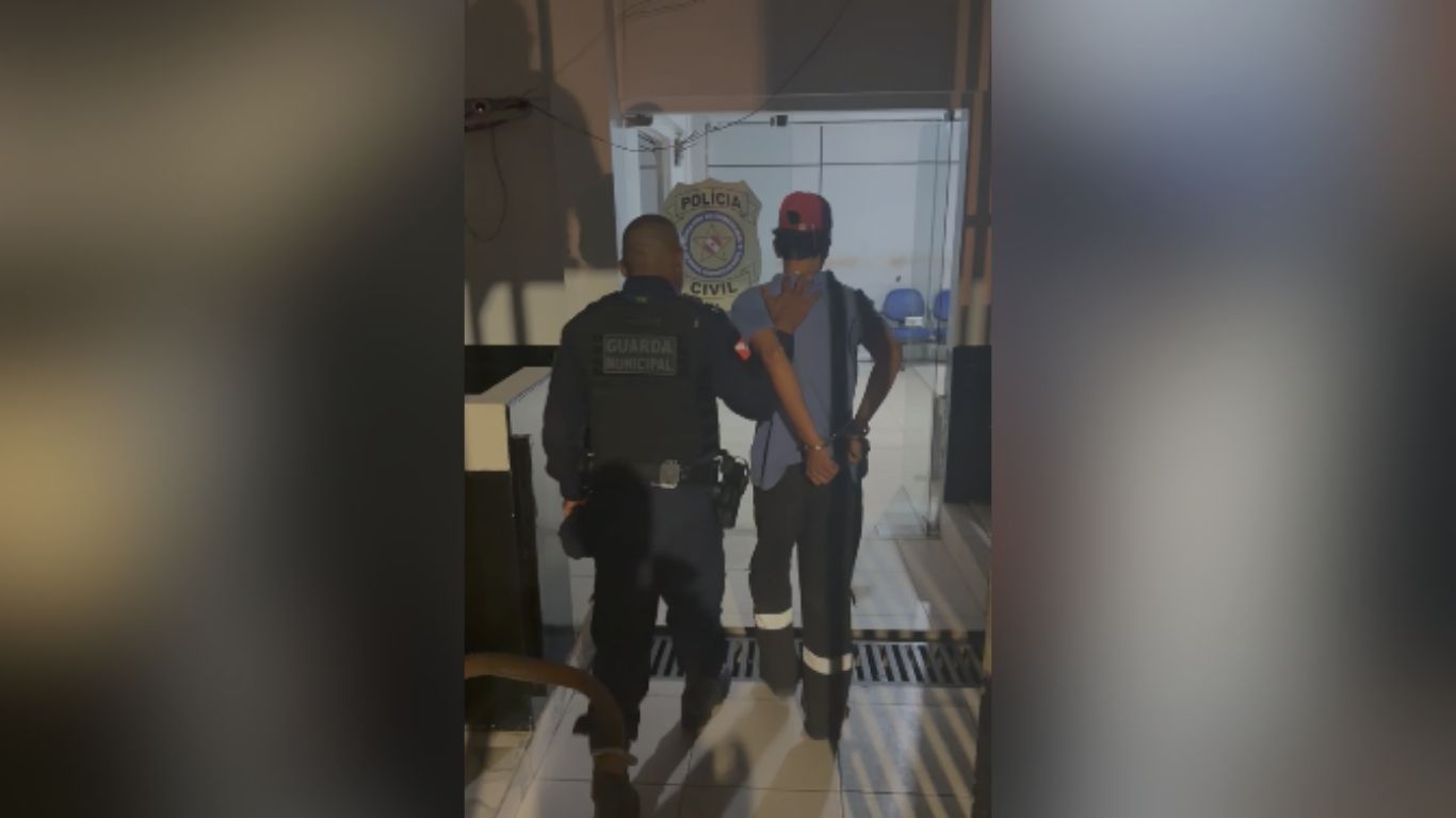 Invasor foi contido por agente patrimonial; comparsa conseguiu fugir pela mata e é procurado.