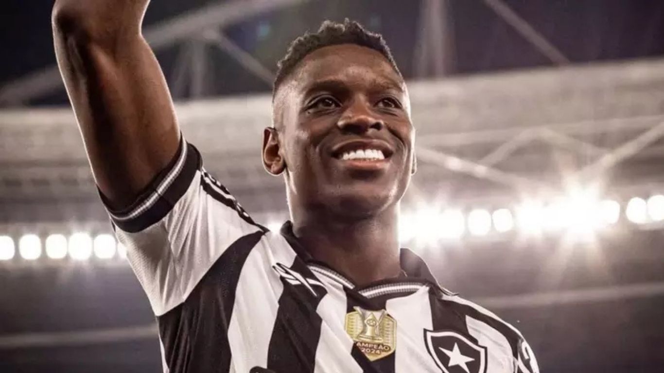 Imprensa local aponta 52 infrações acumuladas pelo atacante ex-Botafogo; assessoria do atleta nega risco de prisão.