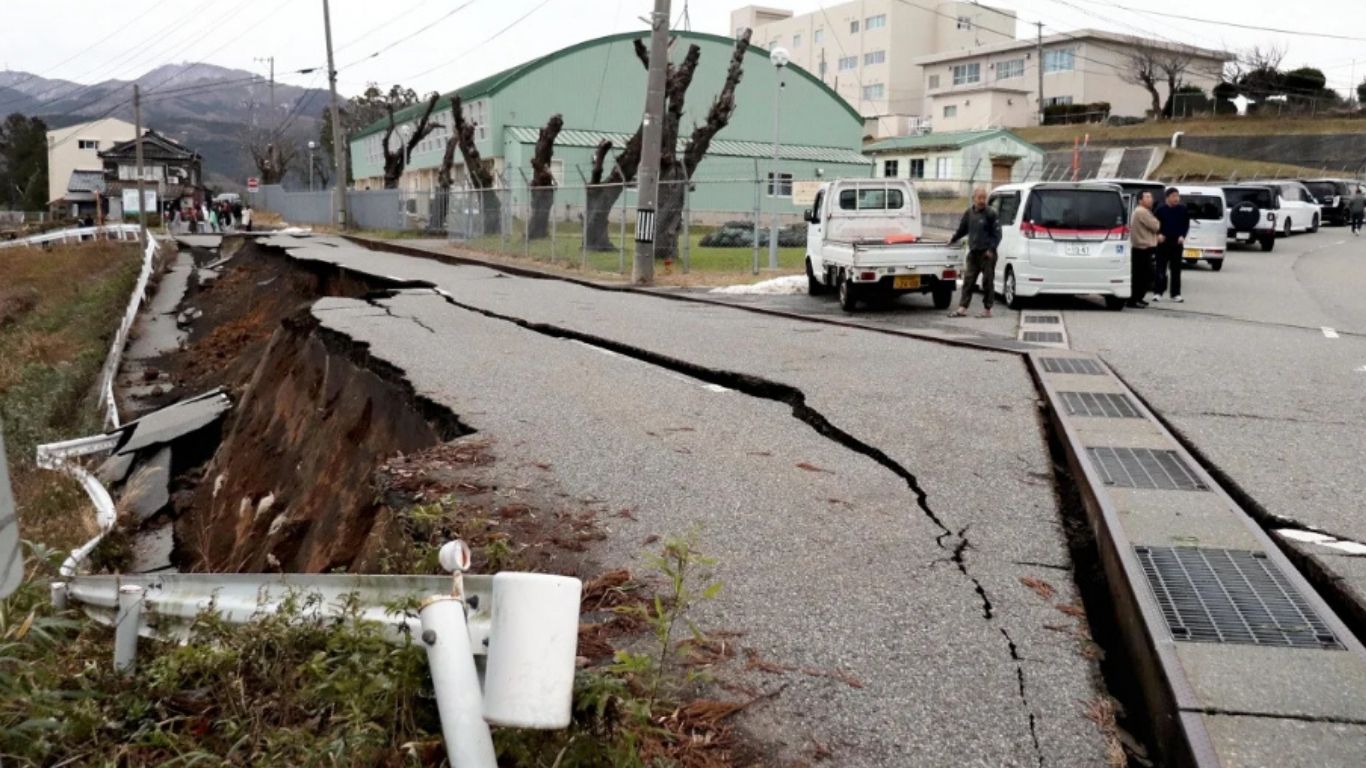 Abalo na província de Kumamoto causou desabamento em shopping center e mobilizou equipes de resgate.