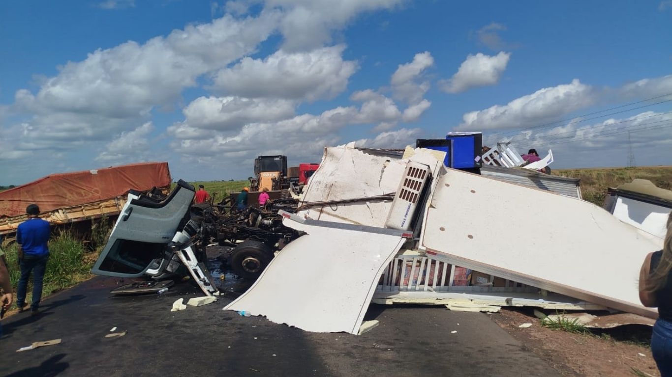 Acidente entre três caminhões deixou a rodovia interditada entre Xinguara e Sapucaia, no sul do Pará.
