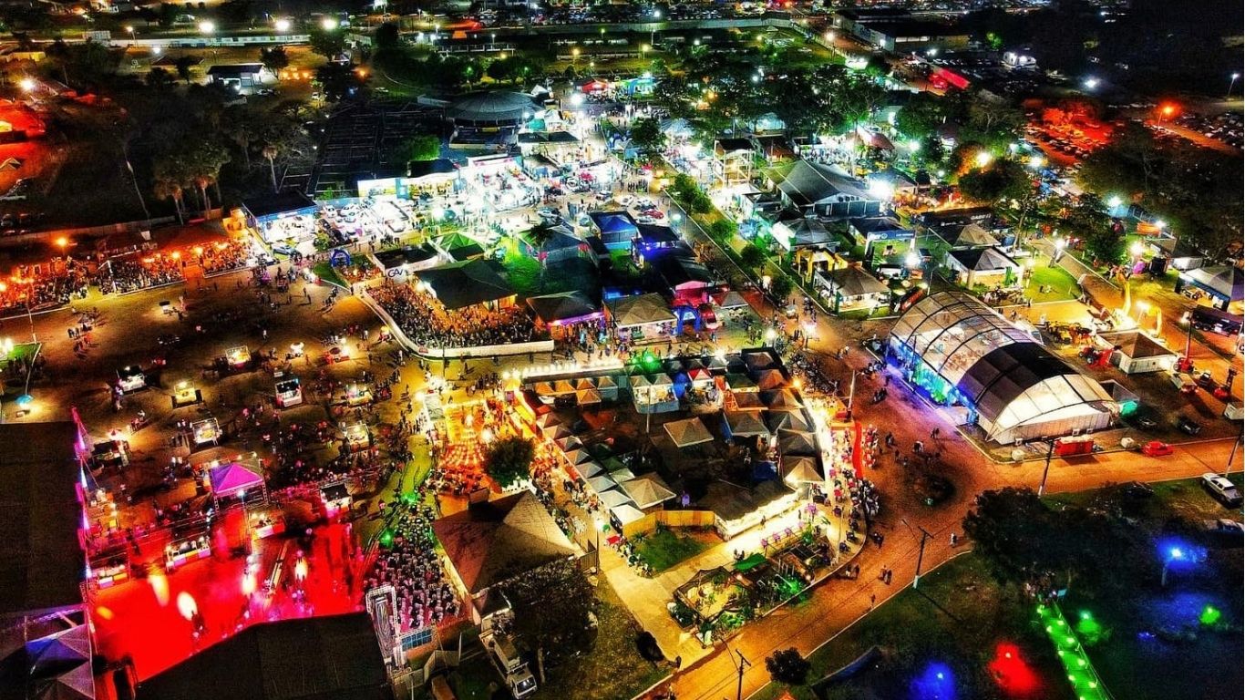 Arena principal do Parque de Exposições preparada para receber o público na abertura do evento, que conta com leilões de elite, rodeio e shows de projeção nacional.