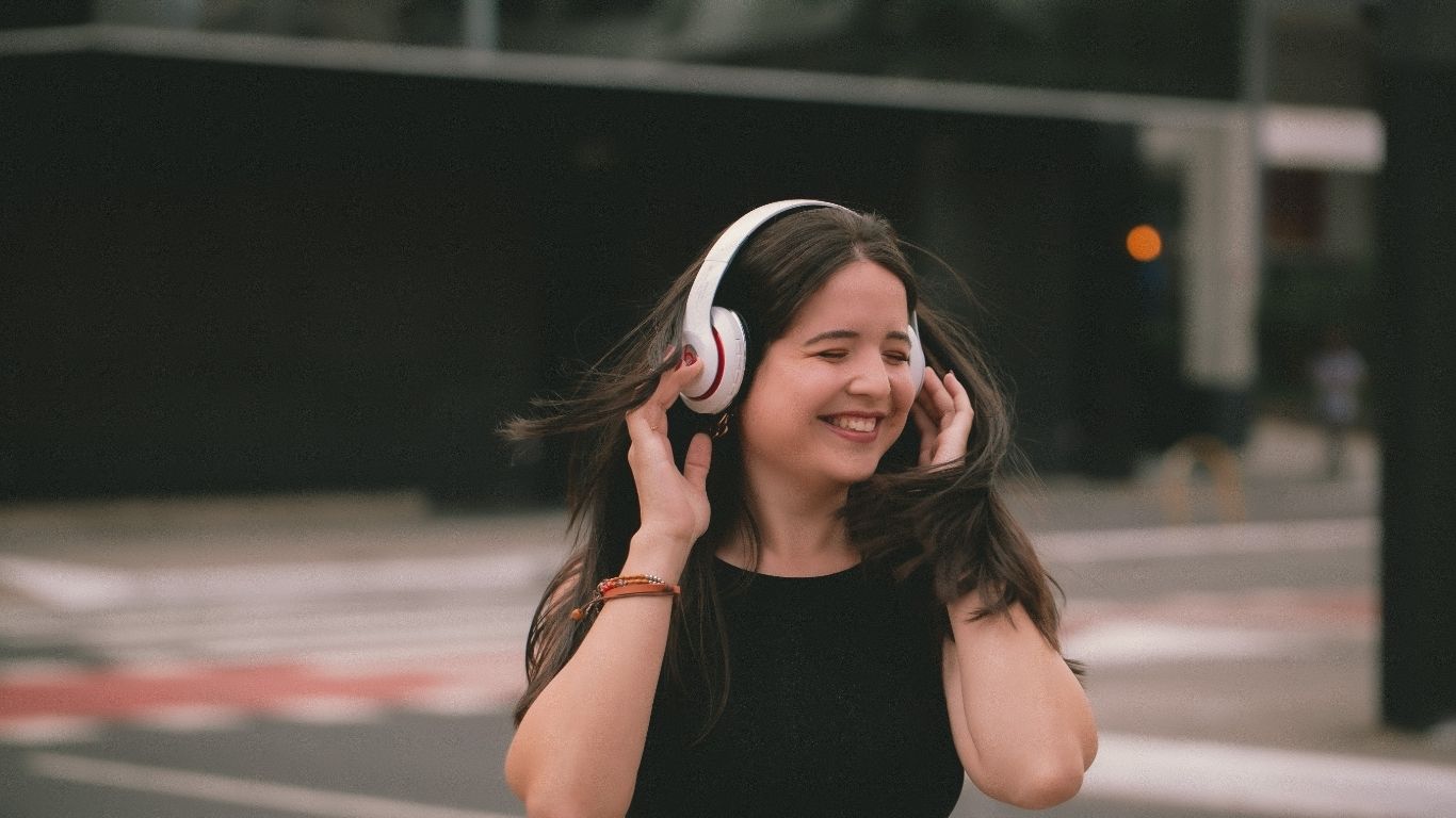 Lançamentos misturam o clima pré-Copa do Mundo, parcerias inéditas do sertanejo e faixas póstumas para renovar as suas playlists.