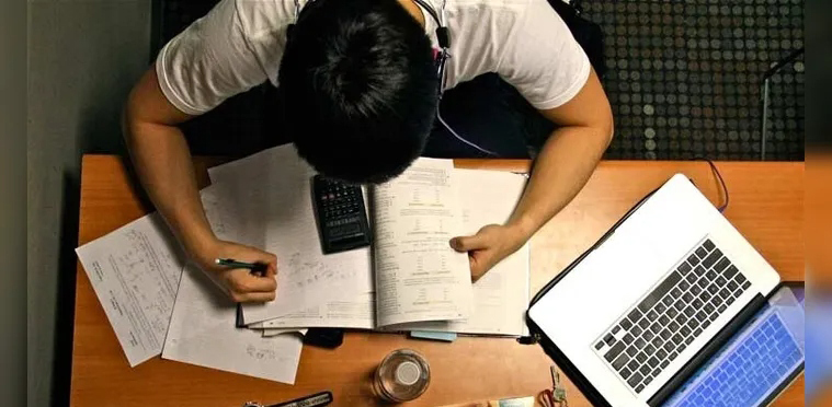 O investimento necessário depende do objetivo, do concurso escolhido e da estratégia de cada candidato