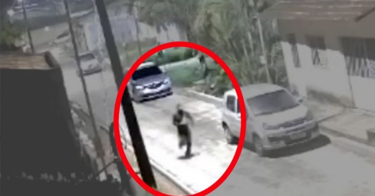 Imagens da câmera de monitoramento mostram suspeito fugindo