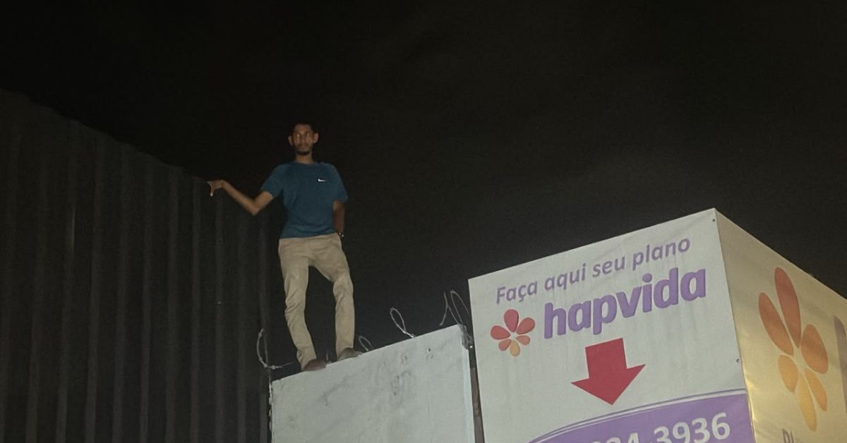 Com a chegada das equipes de segurança e resgate, Sandro se deslocou pela cobertura até a parte frontal da loja.