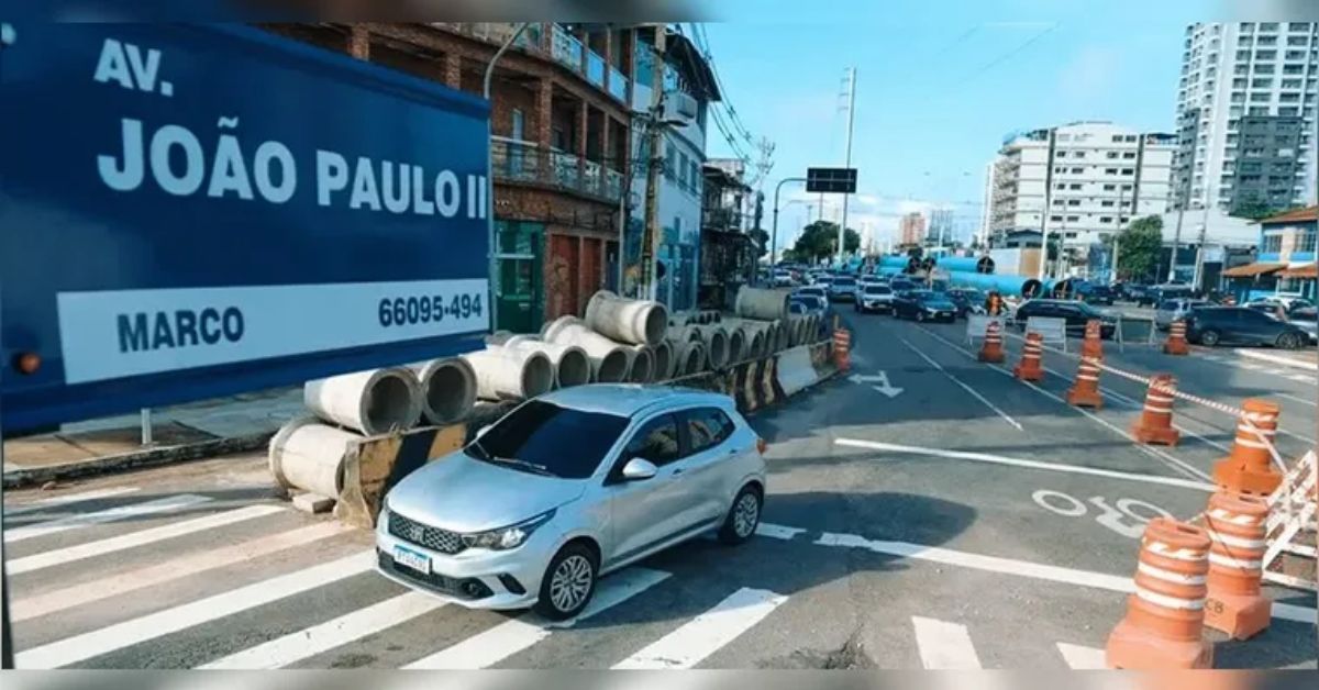 Trânsito permanece interditado no trecho da avenida João Paulo II próximo à travessa Doutor Enéas Pinheiro e no cruzamento com a Perimetral.