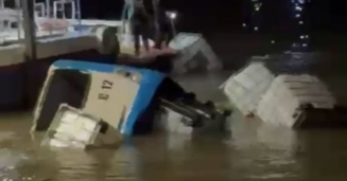 Micro-ônibus foi tirado do rio na noite desta quarta-feira (16)
