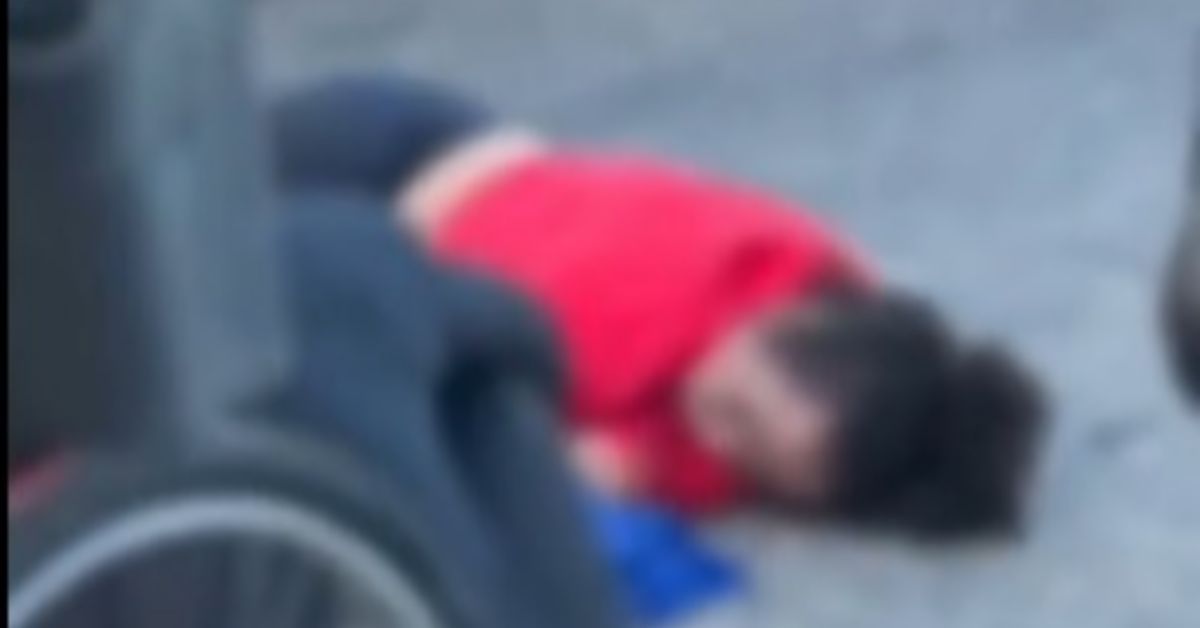 A mulher caiu depois que a motocicleta foi batida pela carreta