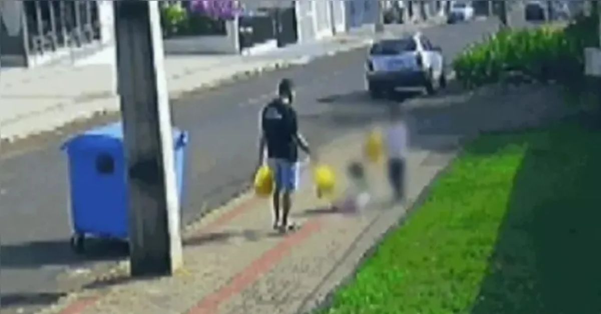 As câmeras de monitoramento registraram o homem chutando a filha