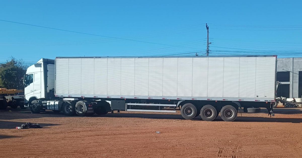 A droga estava sendo transportada no teto do baú do caminhão